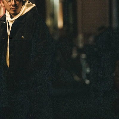 深夜の街を徘徊する男性の写真