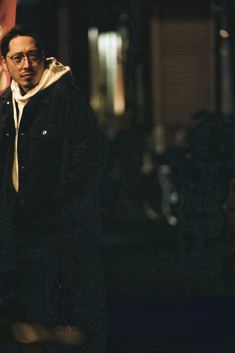 「深夜の街を徘徊する男性」の写真［モデル：ゆうせい］