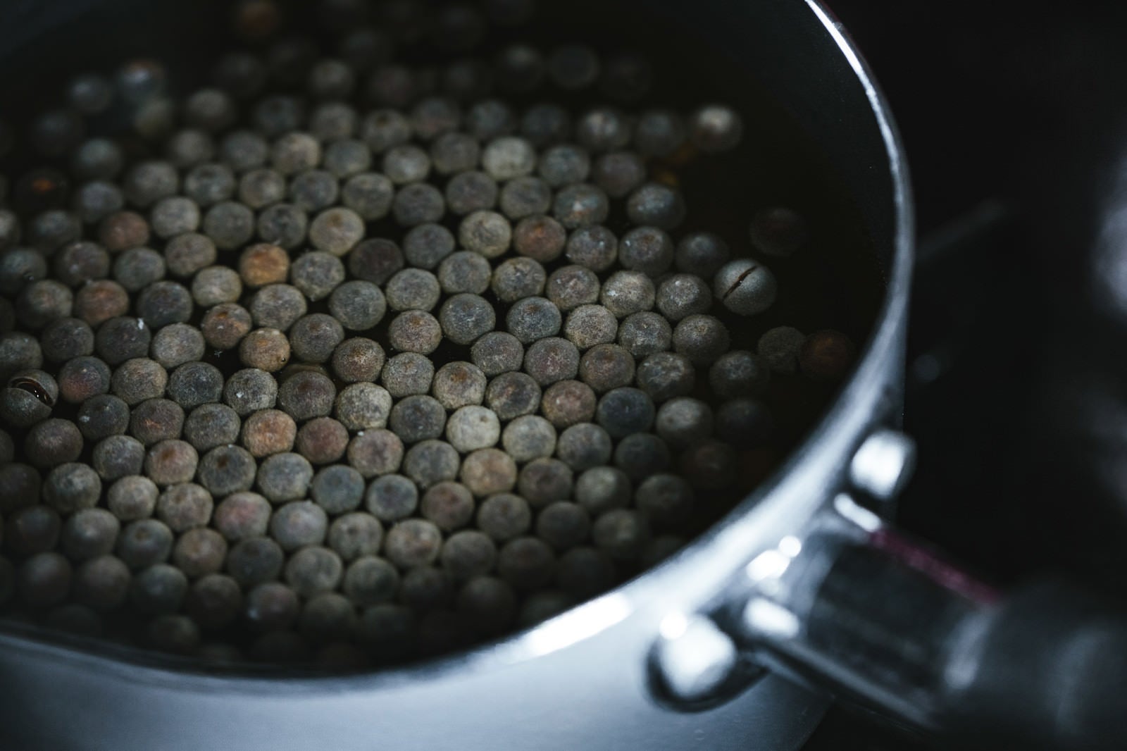 「鍋に入れて茹で中のブラックタピオカ」の写真