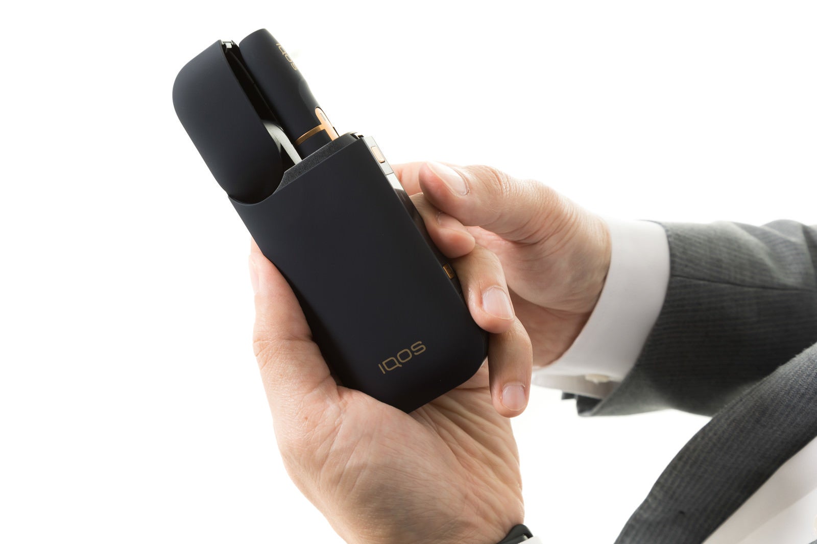 「電子タバコのポケットチャージャーにホルダーをセット」の写真［モデル：大川竜弥］