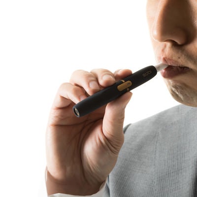 加熱式たばこを吸う男性の口元の写真