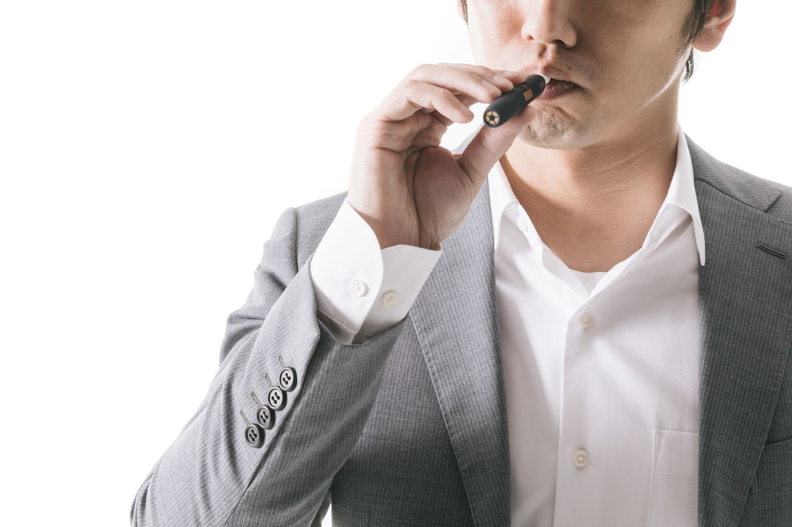 「紙巻きたばこから加熱式たばこに切り替えたビジネスパーソン」の写真［モデル：大川竜弥］