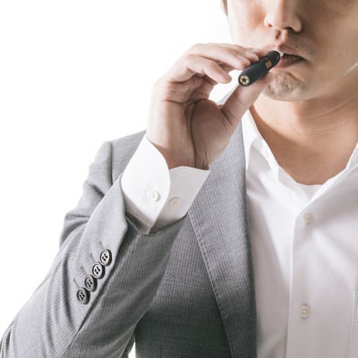 紙巻きたばこから加熱式たばこに切り替えたビジネスパーソンの写真