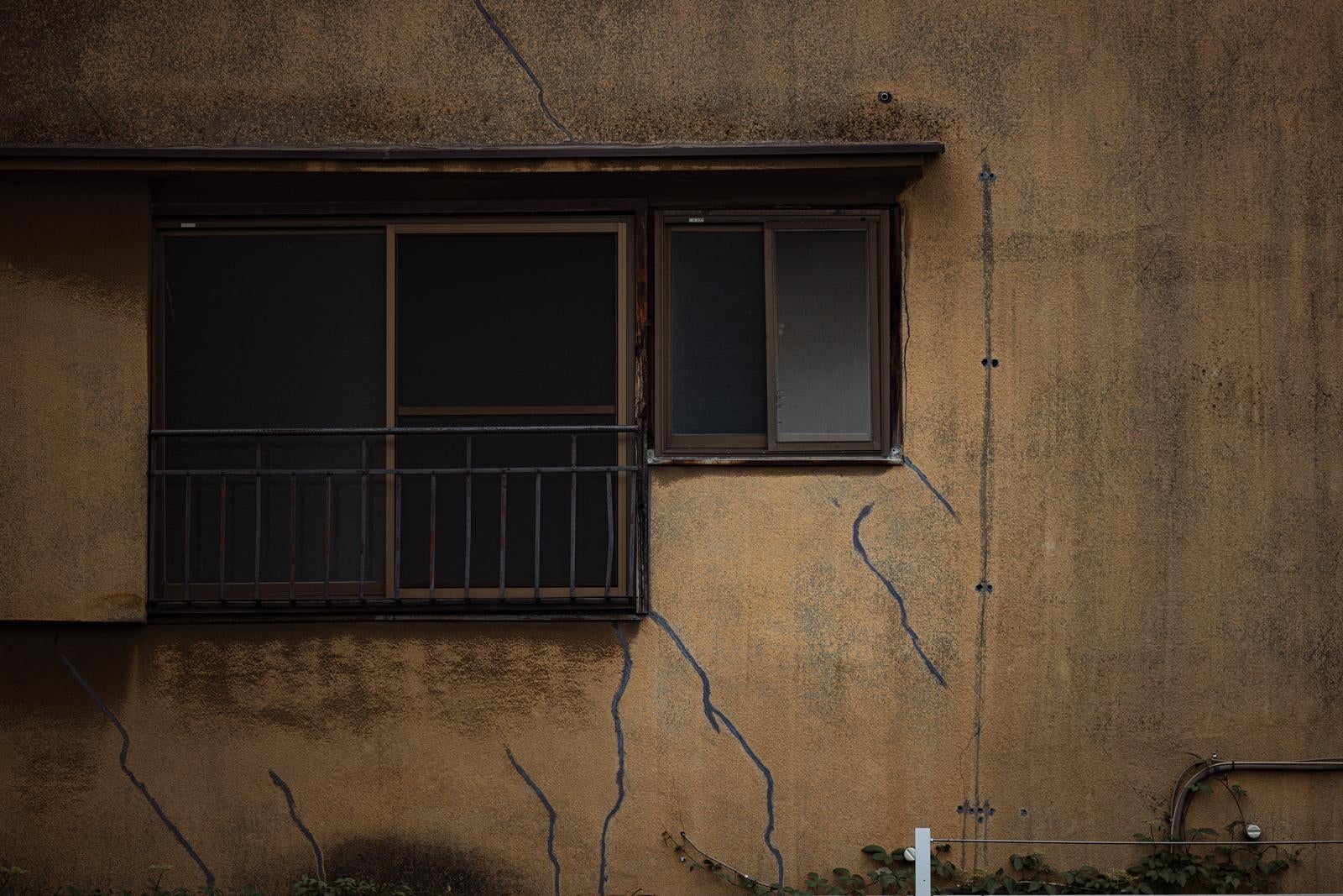 「ひび割れした外壁と古い建物」の写真