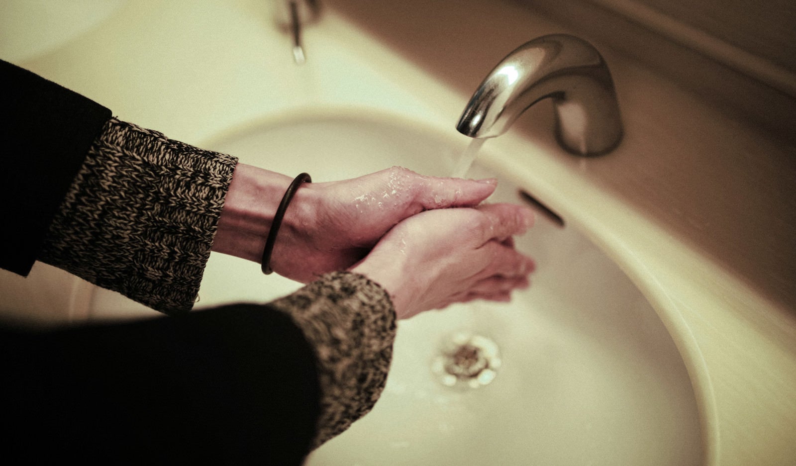 「洗面台で手洗いする」の写真［モデル：ハヤト］