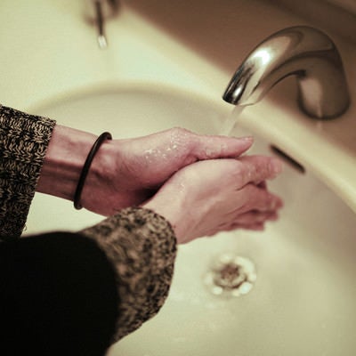 洗面台で手洗いするの写真
