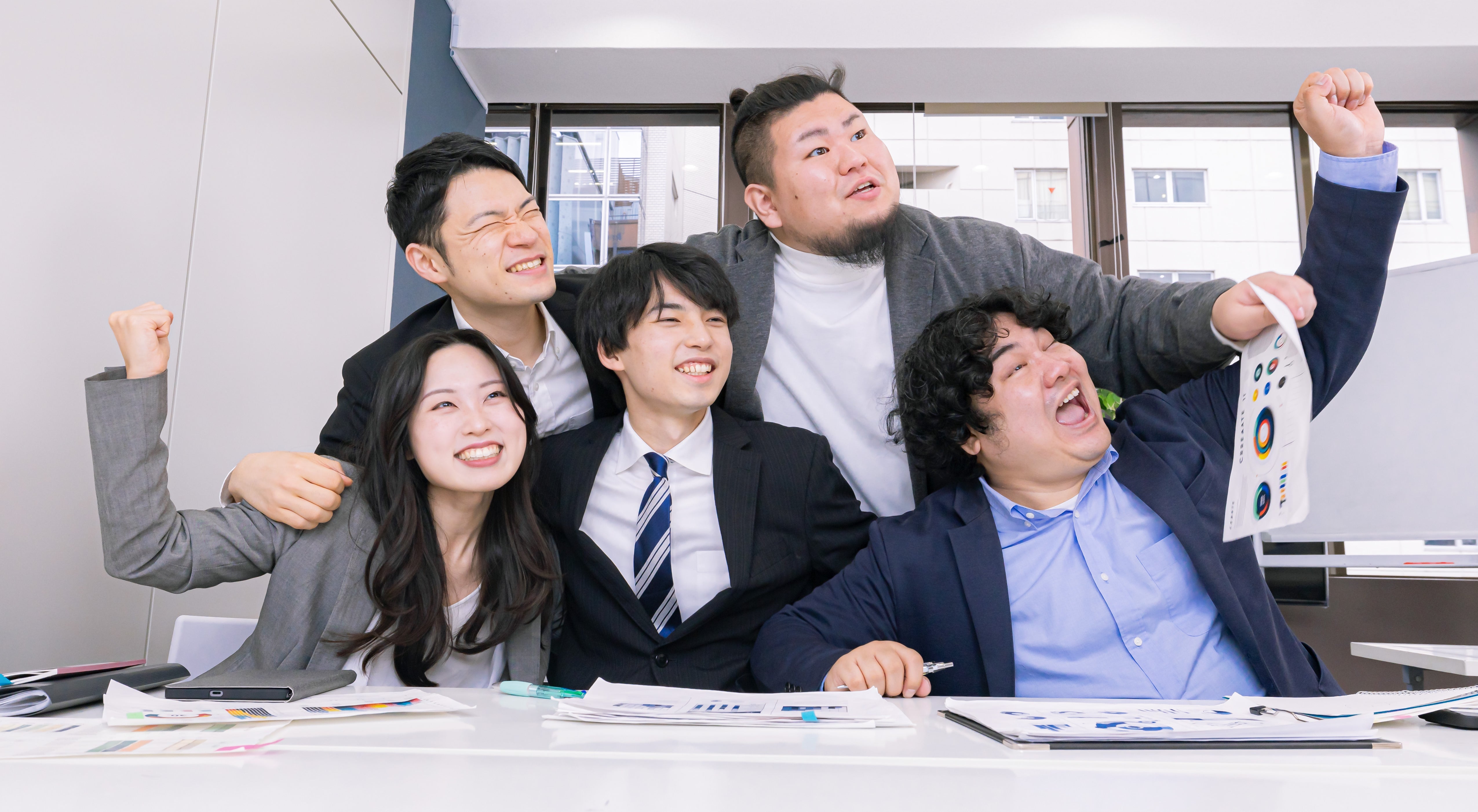 知らない人たちの写真 プロジェクト達成の喜びを分かち合う社内チームの無料の写真素材 - ID