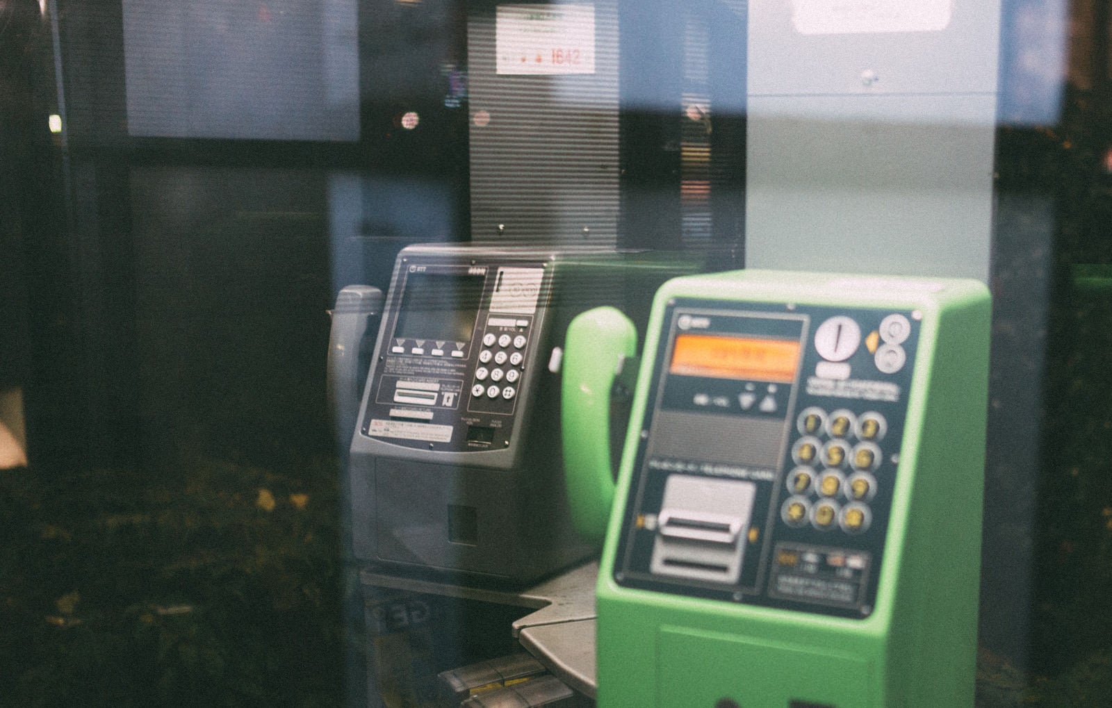 「灰色と緑の電話ボックス」の写真
