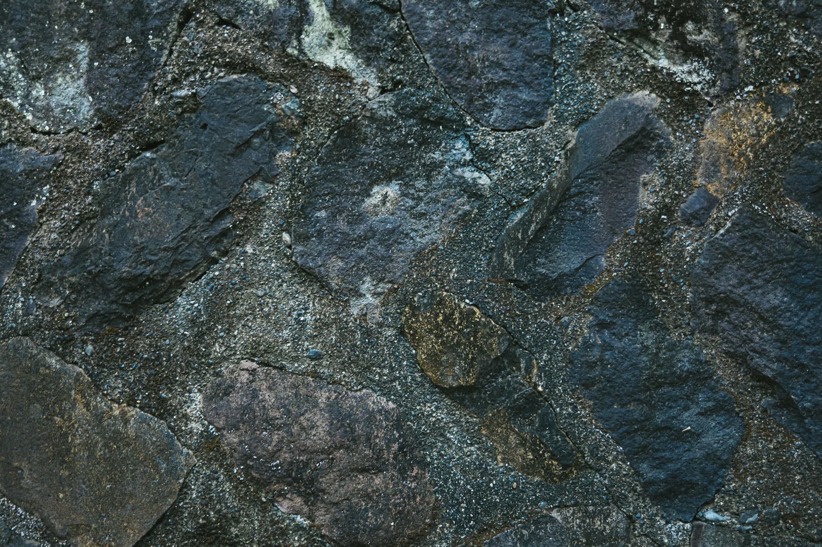 「コンクリートと岩の壁（テクスチャー）」の写真