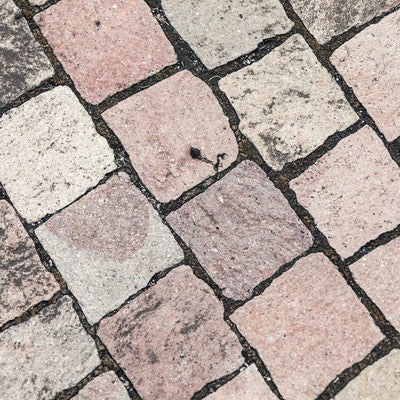 地面に敷き詰められたレンガ調の正方形タイル（テクスチャー）の写真