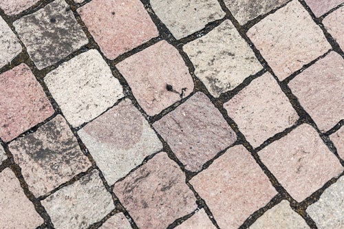 地面に敷き詰められたレンガ調の正方形タイル（テクスチャー）の写真