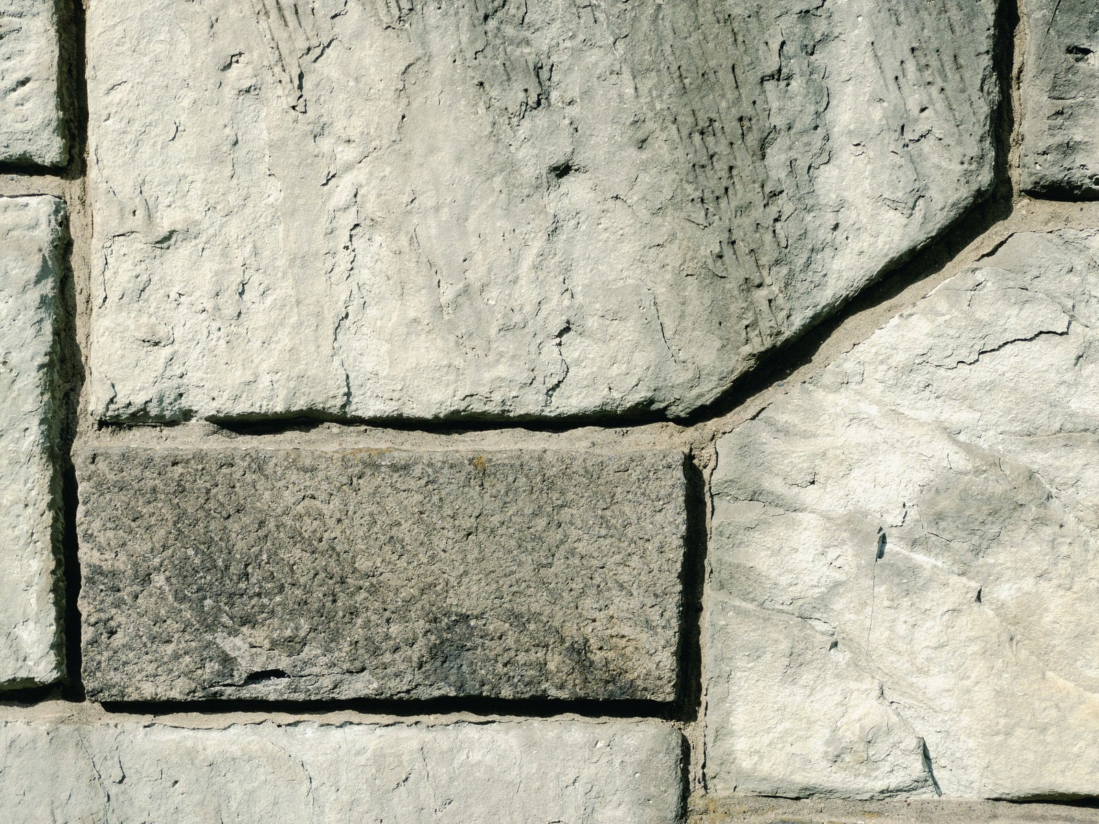 「深い目地のコンクリート仕上げの壁（テクスチャー）」の写真