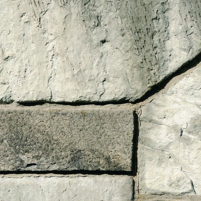 深い目地のコンクリート仕上げの壁（テクスチャー）の写真