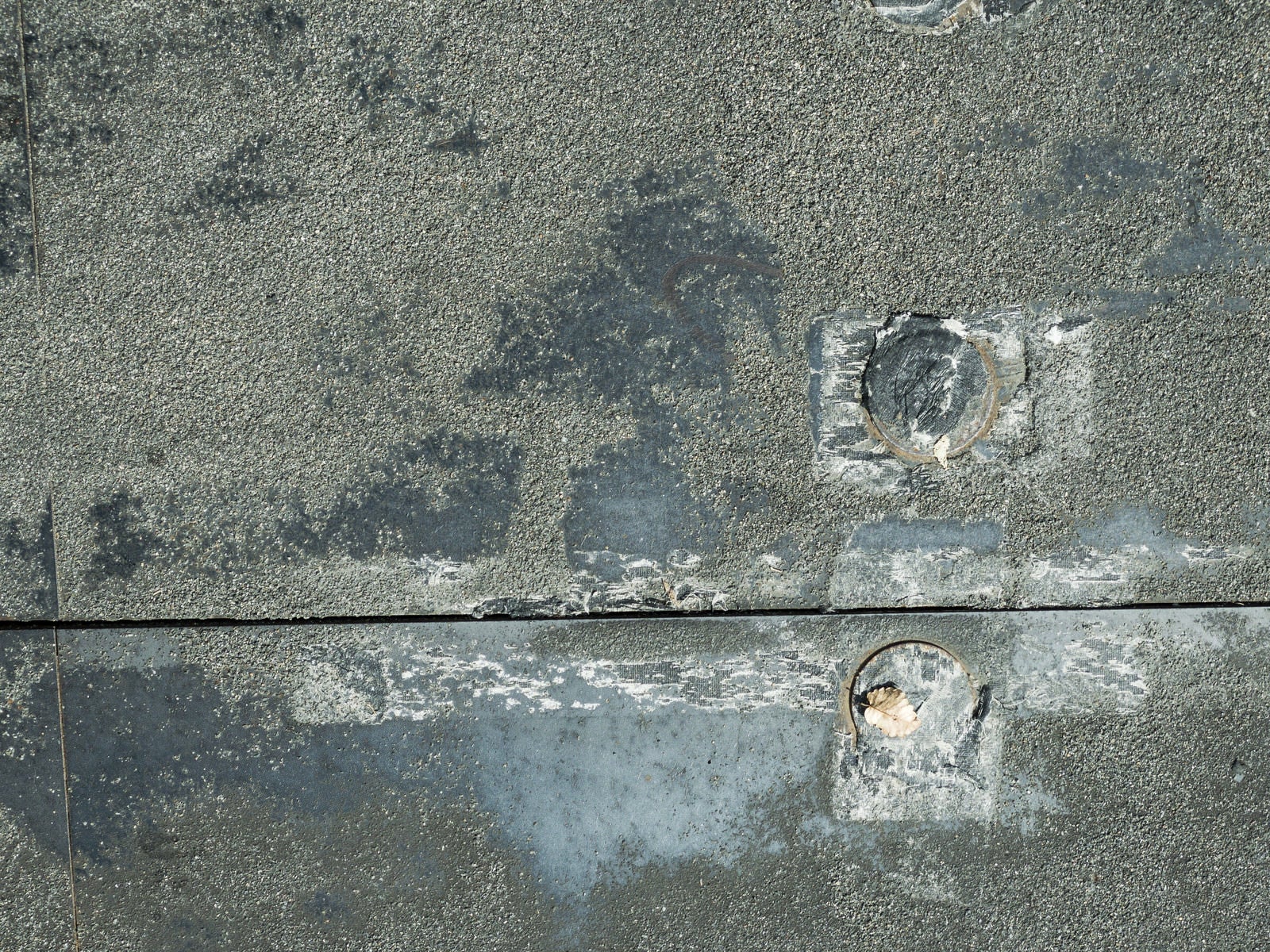 「標識ポールの撤去した跡のあるコンクリート（テクスチャー）」の写真
