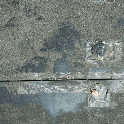 標識ポールの撤去した跡のあるコンクリート（テクスチャー）の写真