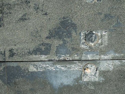 標識ポールの撤去した跡のあるコンクリート（テクスチャー）の写真