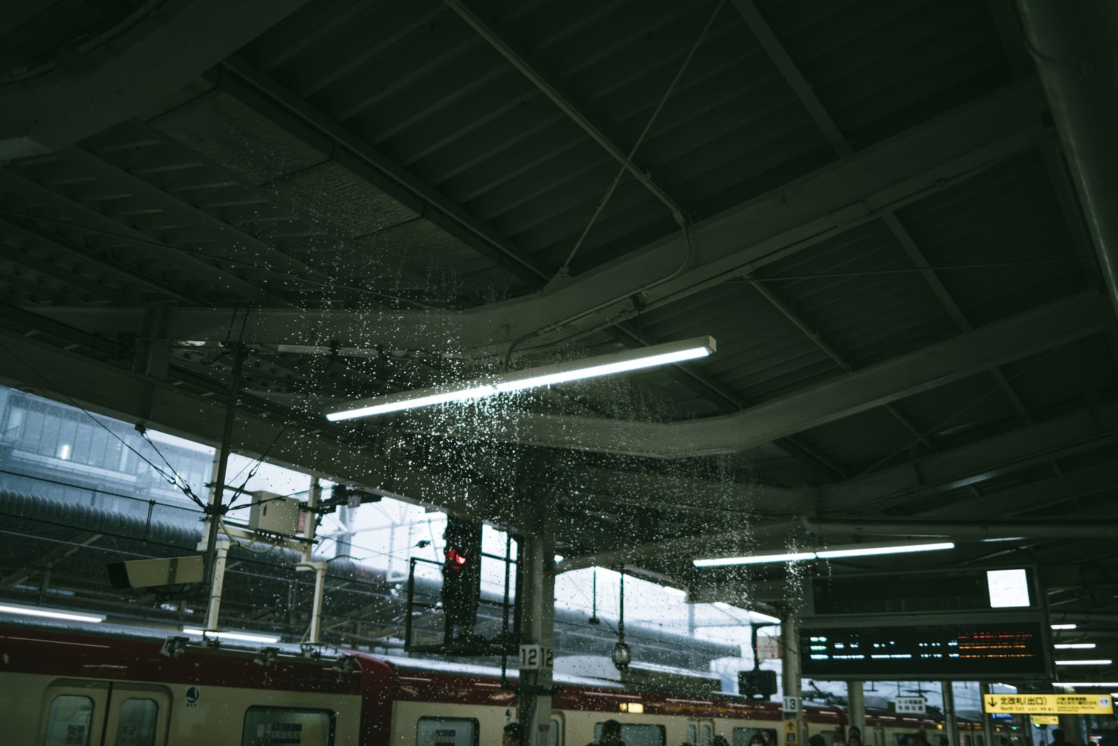 「豪雨で駅ホーム内が水浸し」の写真