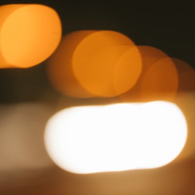 夜町の街路灯のボケの写真