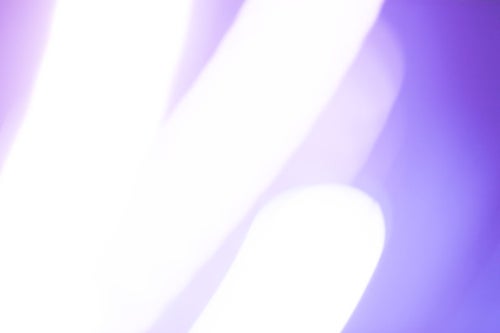 紫と発光体の写真