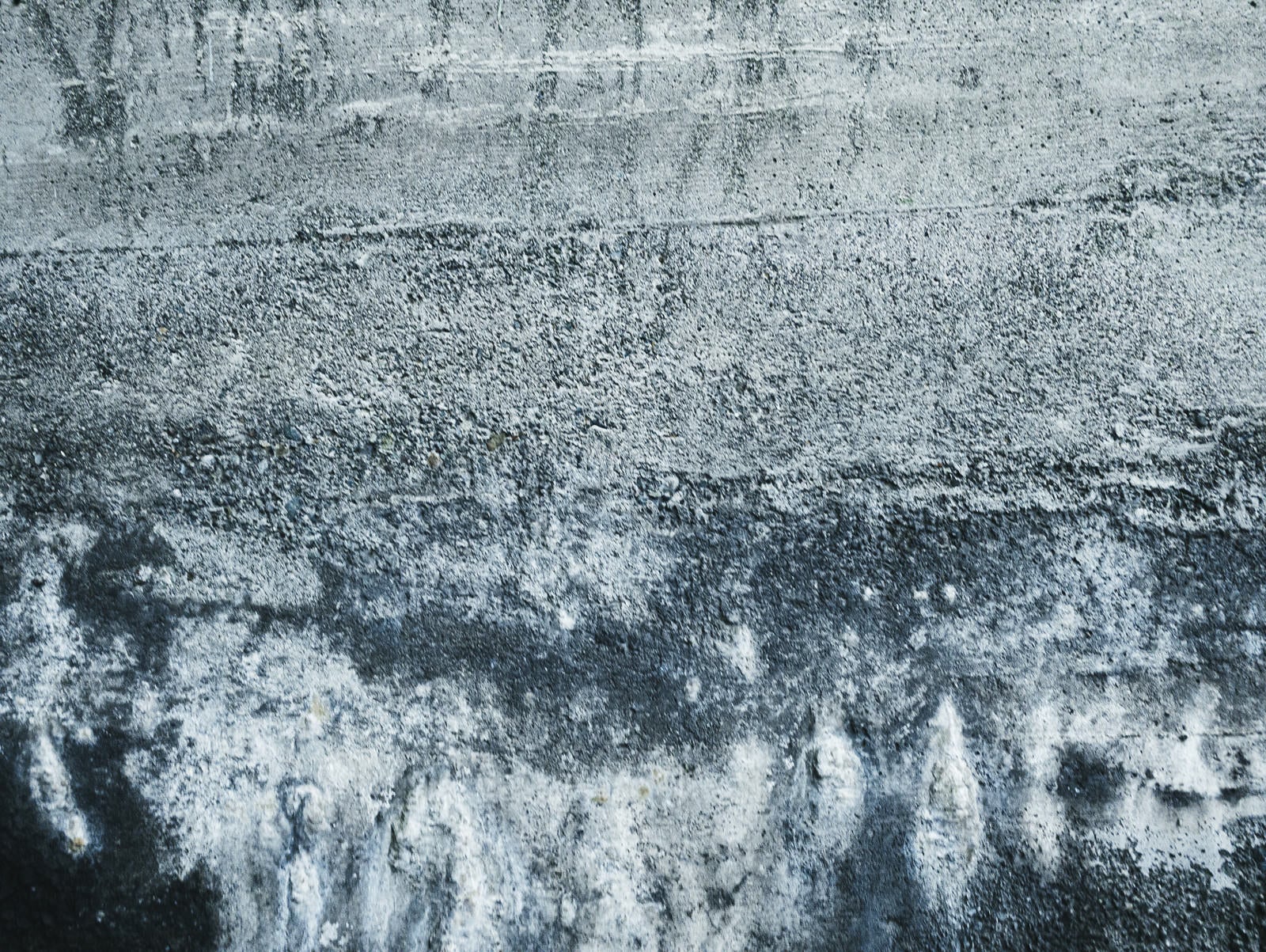 「白華の現れたコンクリート壁（テクスチャー）」の写真