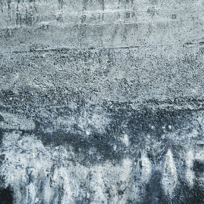 白華の現れたコンクリート壁（テクスチャー）の写真