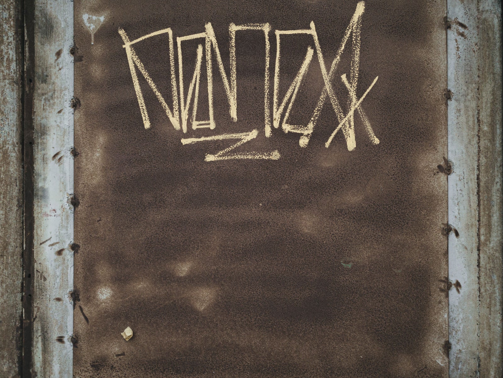 「落書きが残る仕切り壁（テクスチャ）」の写真