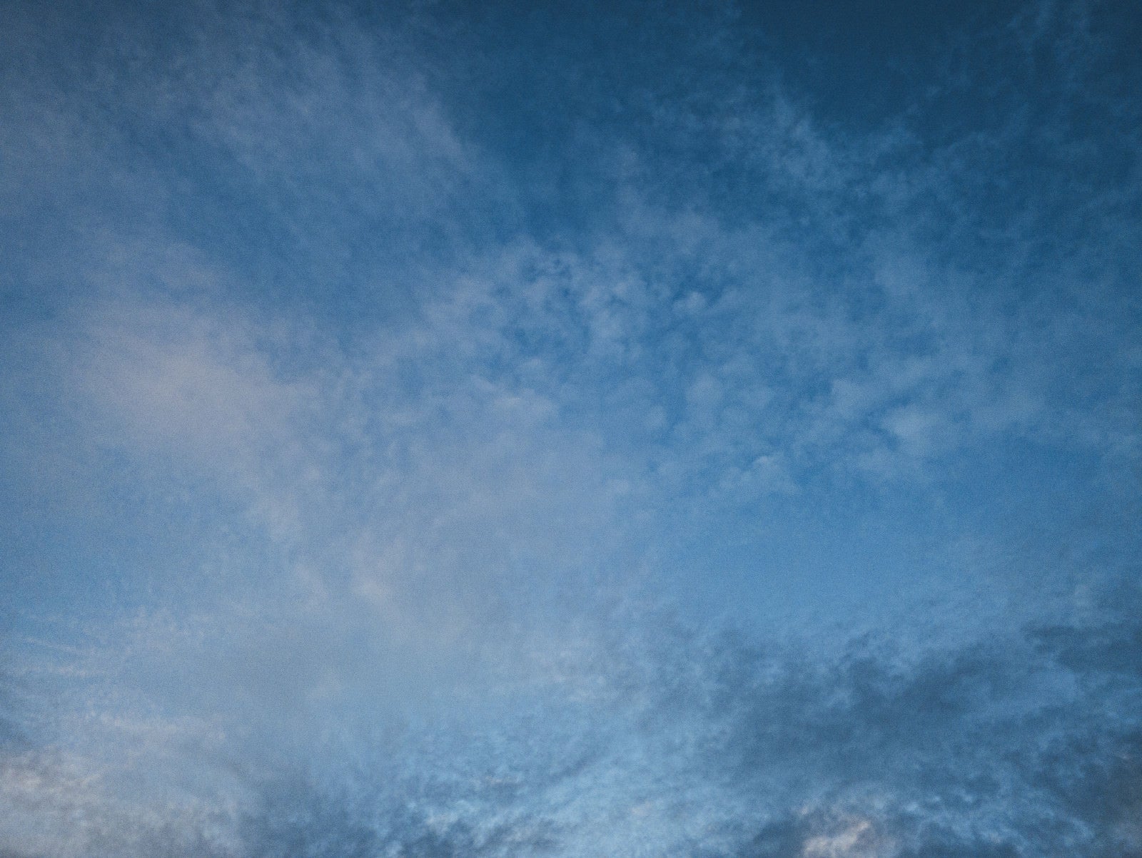 「空を覆う薄い雲（テクスチャ）」の写真