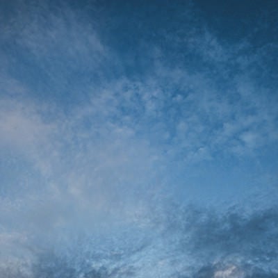 空を覆う薄い雲（テクスチャ）の写真