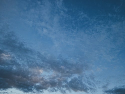 黒く見える雲と薄い雲（テクスチャ）の写真