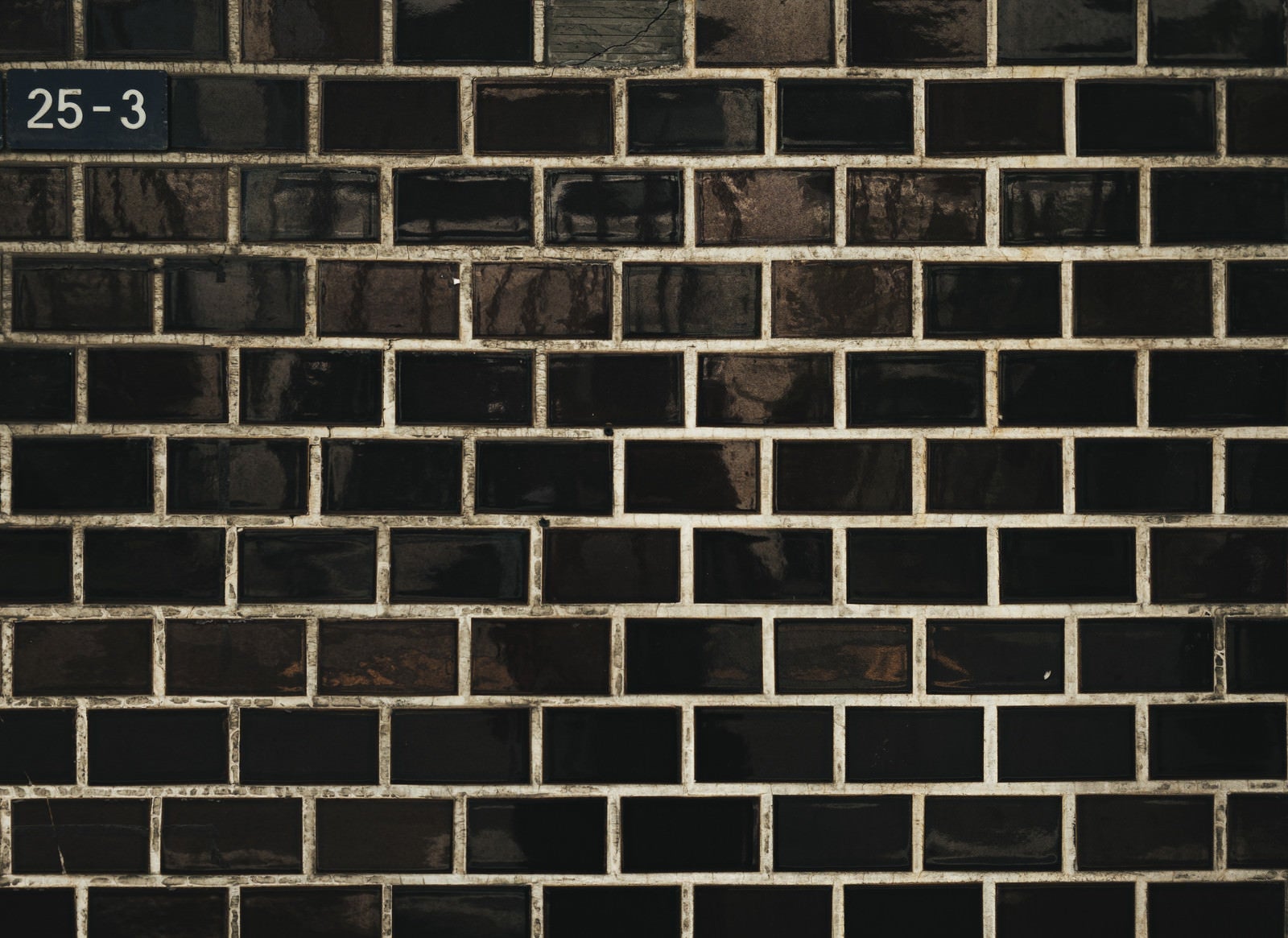 「番地が分かるタイル壁（テクスチャー）」の写真