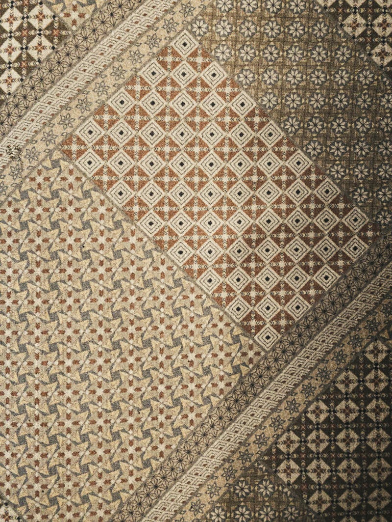 「様々な柄模様の絨毯」の写真