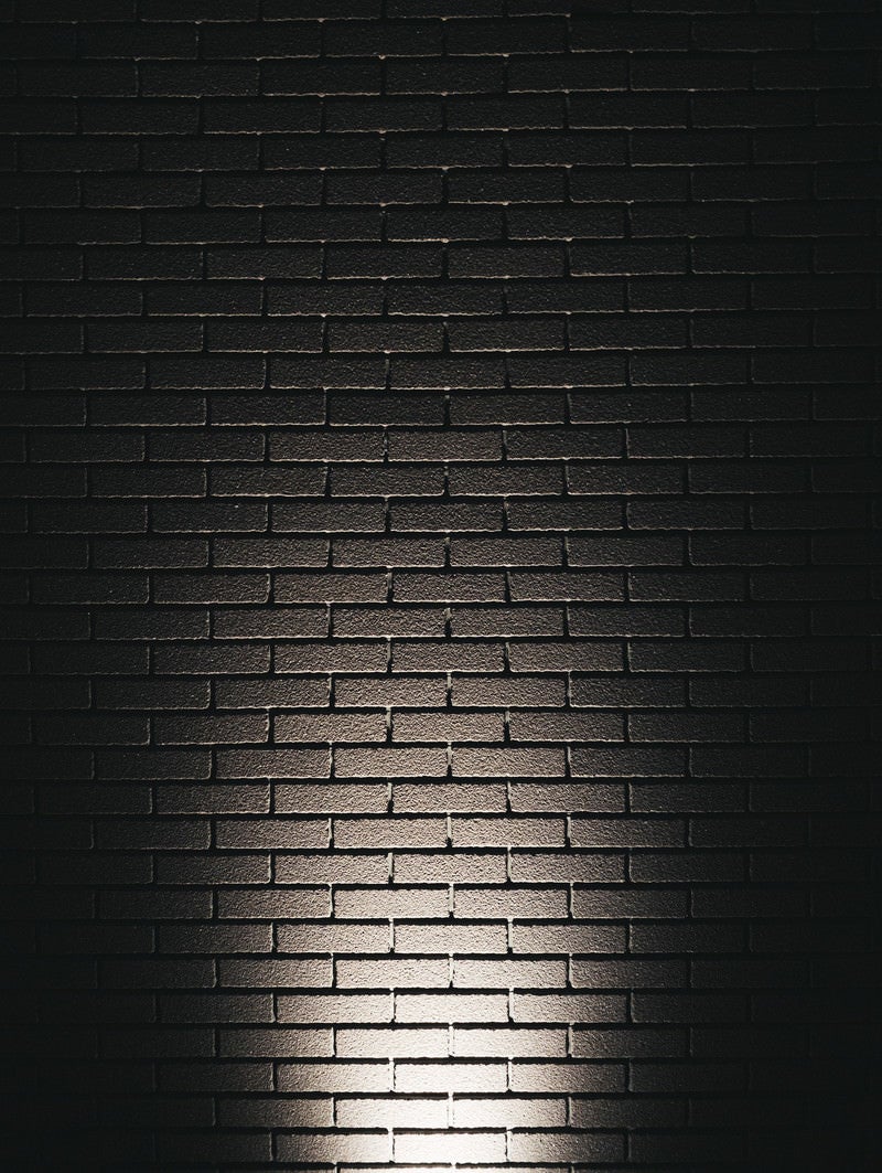 「ライトアップしたレンガ調外壁」の写真