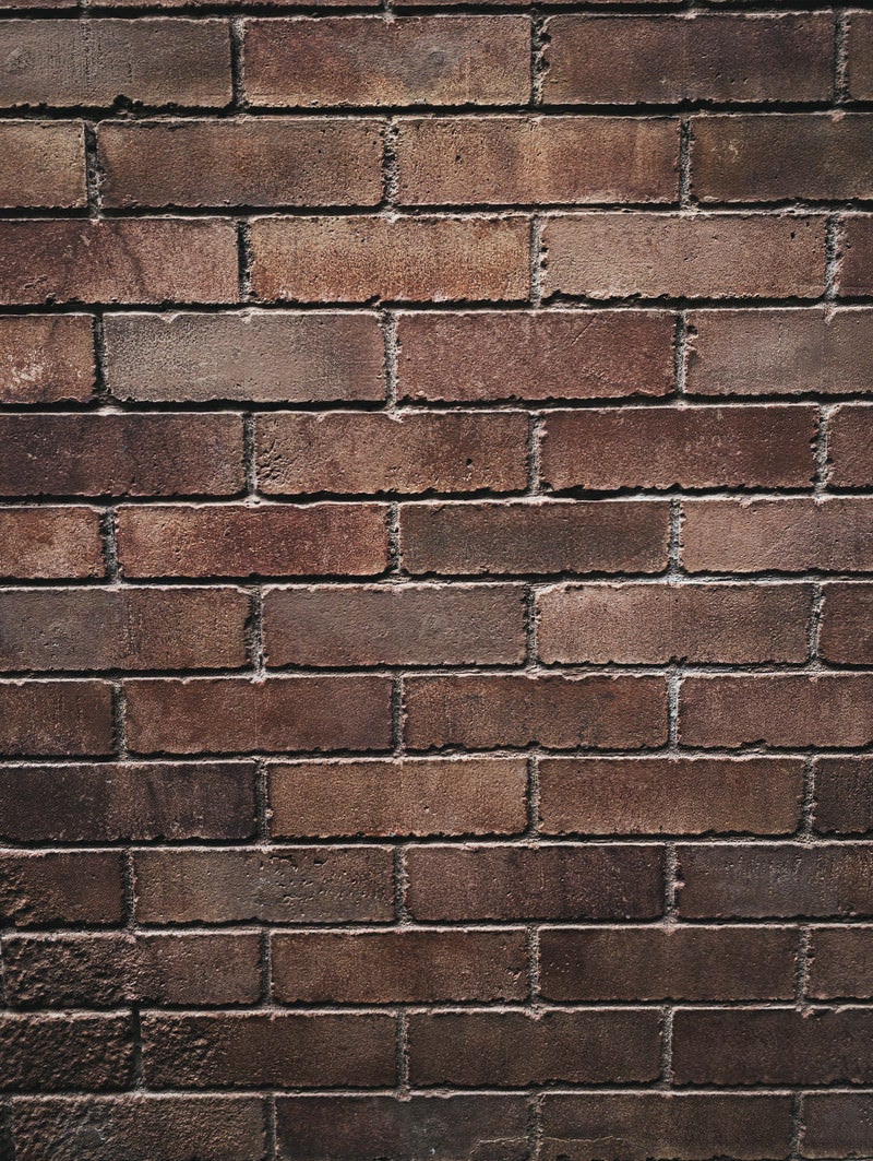 「煉瓦周りのかけが目立つ外壁（テクスチャー）」の写真