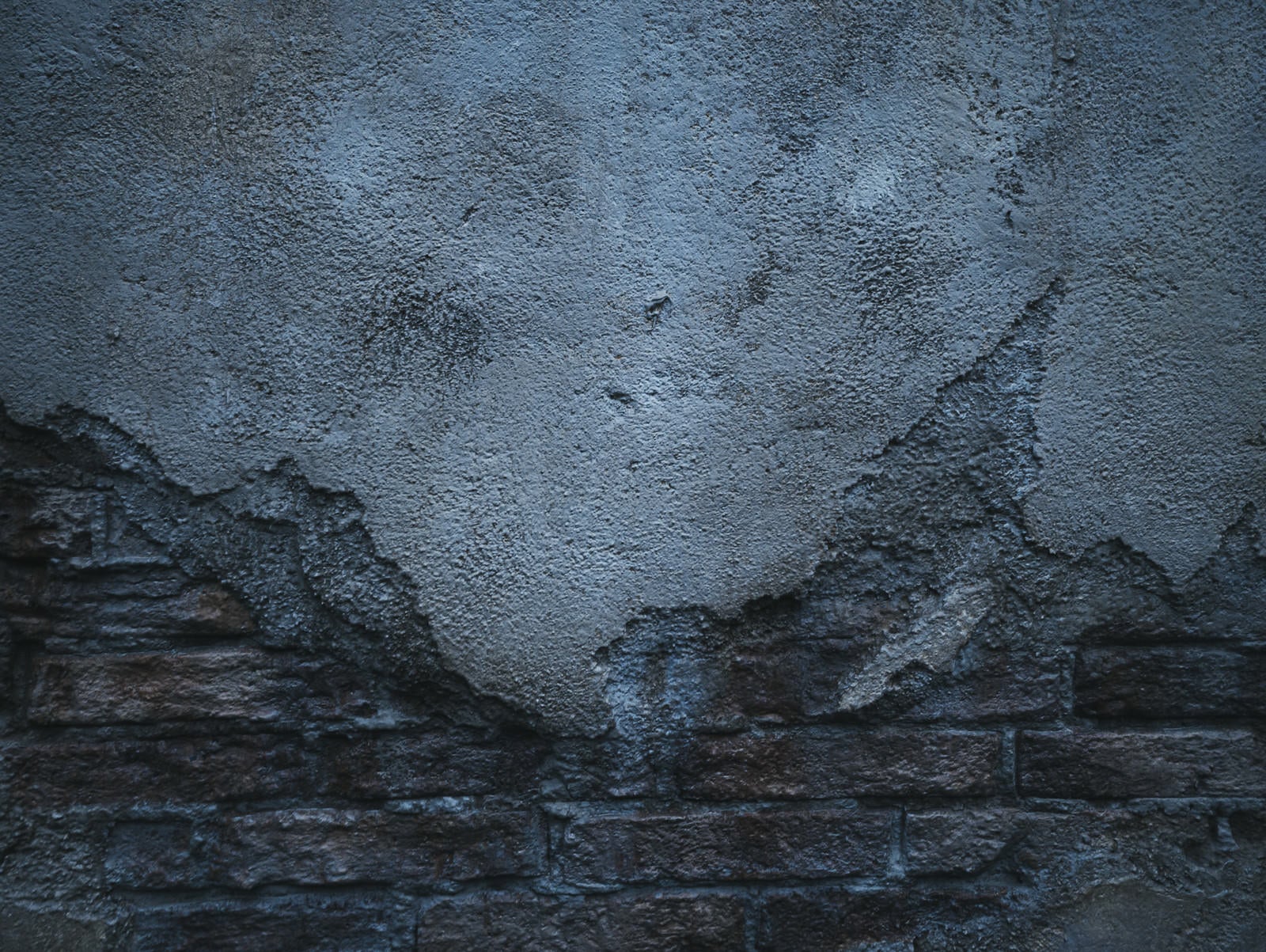 「煉瓦の外壁を覆うコンクリート（テクスチャ）」の写真