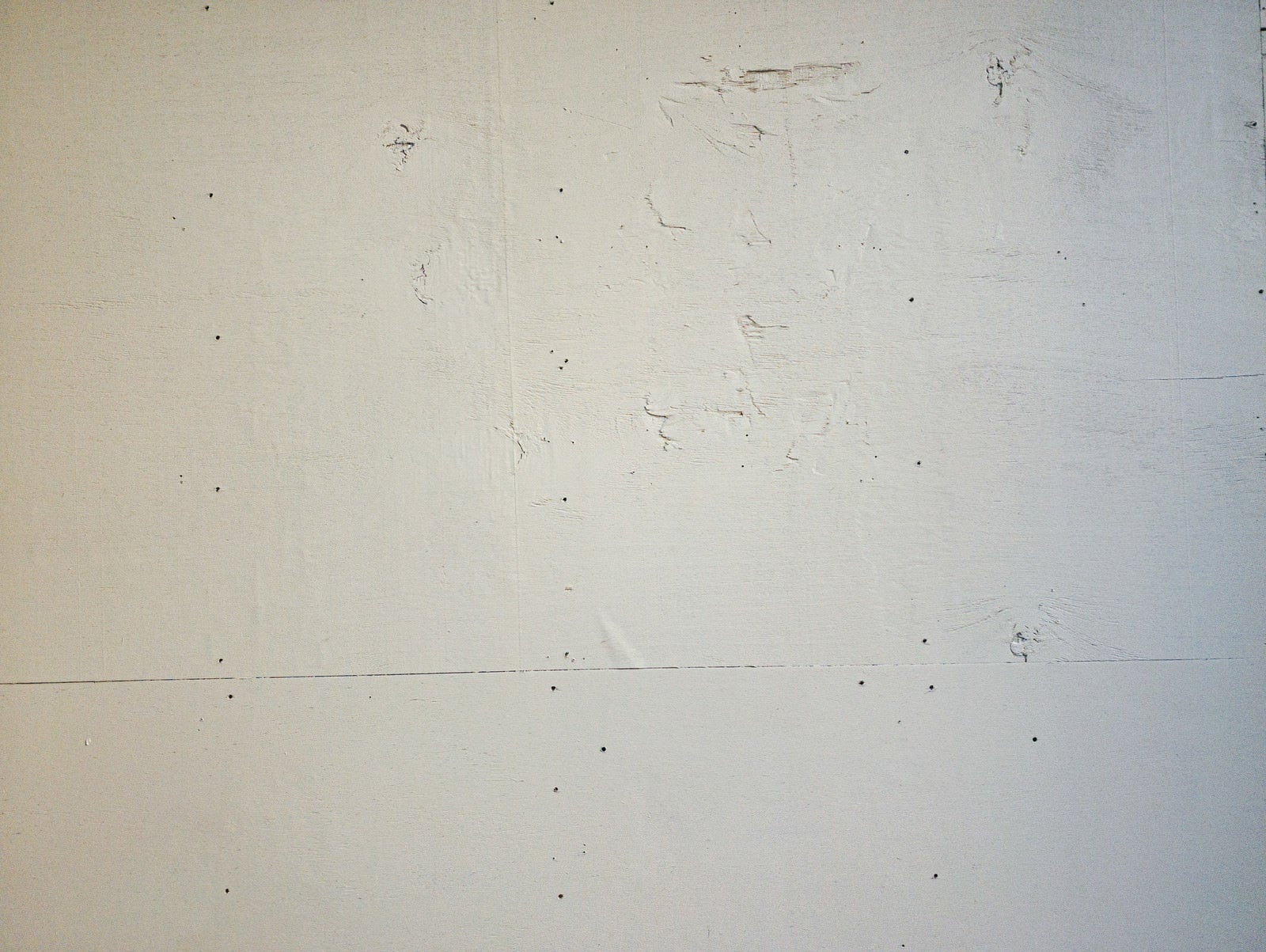 「白く塗られたベニヤ板の壁（テクスチャ）」の写真