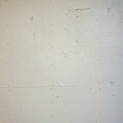 白く塗られたベニヤ板の壁（テクスチャ）の写真