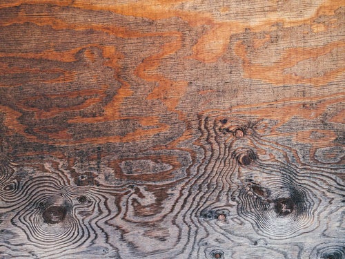 不気味な木目が浮かび上がる板（テクスチャー）の写真