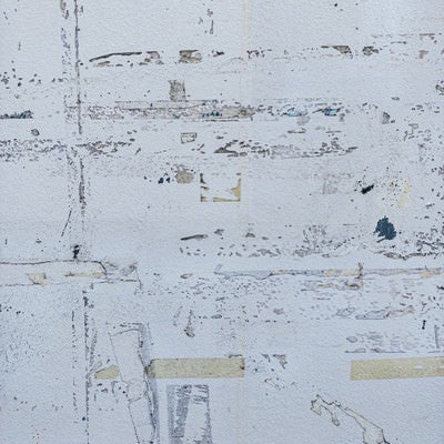 シール跡の残る塗装の剥げた壁（テクスチャー）の写真