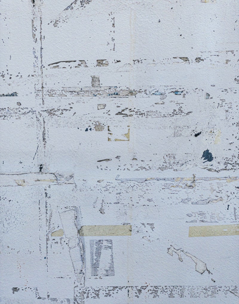 「シール跡の残る塗装の剥げた壁（テクスチャー）」の写真