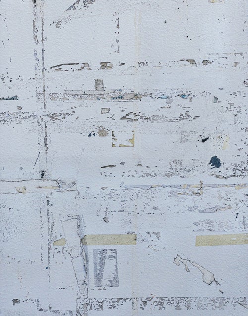 シール跡の残る塗装の剥げた壁（テクスチャー）の写真