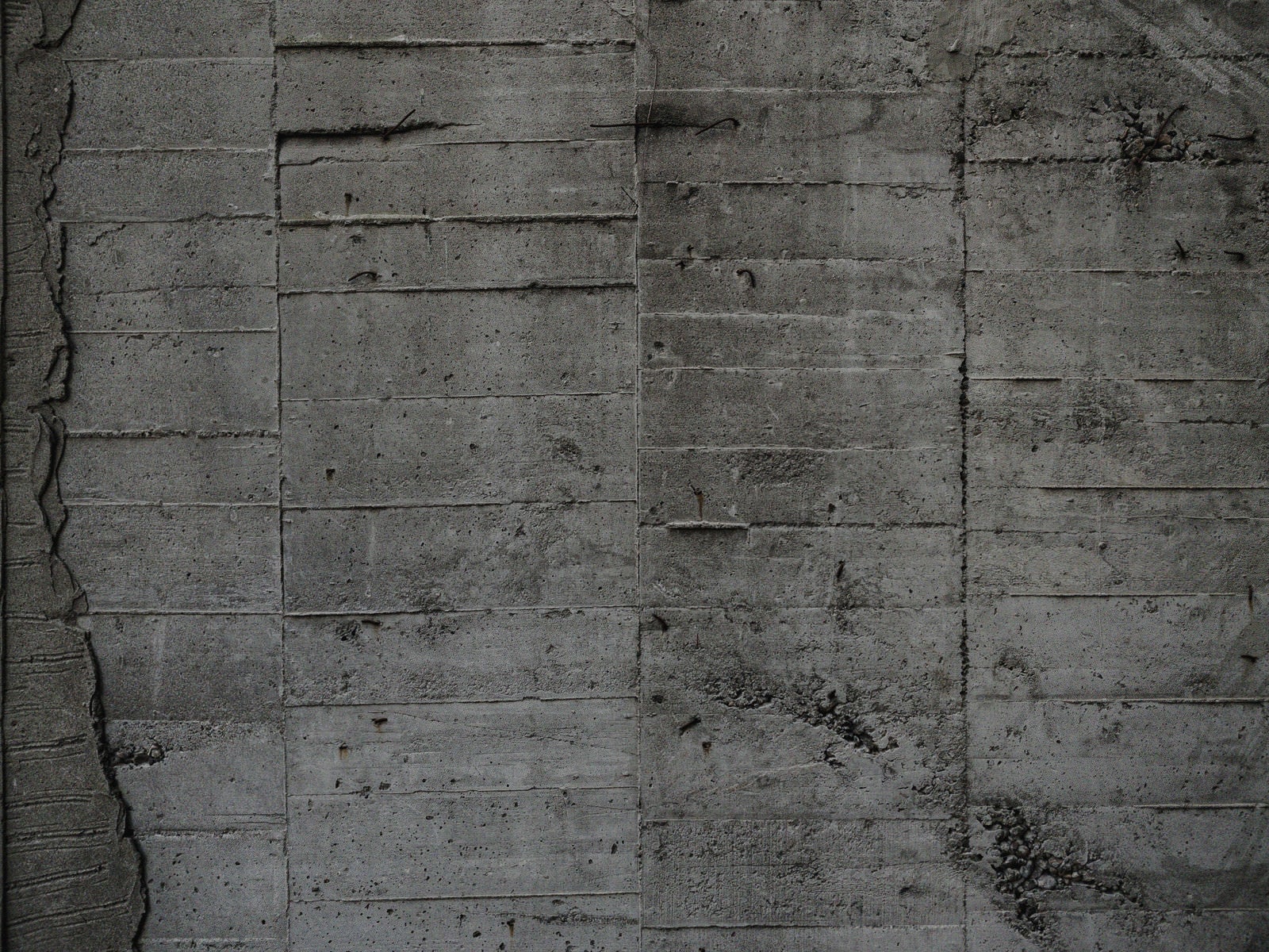 「コンクリート壁に残る細かい枠板跡」の写真