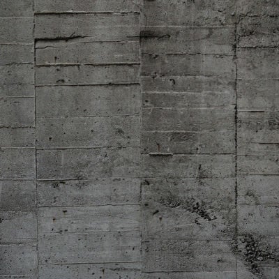 コンクリート壁に残る細かい枠板跡の写真