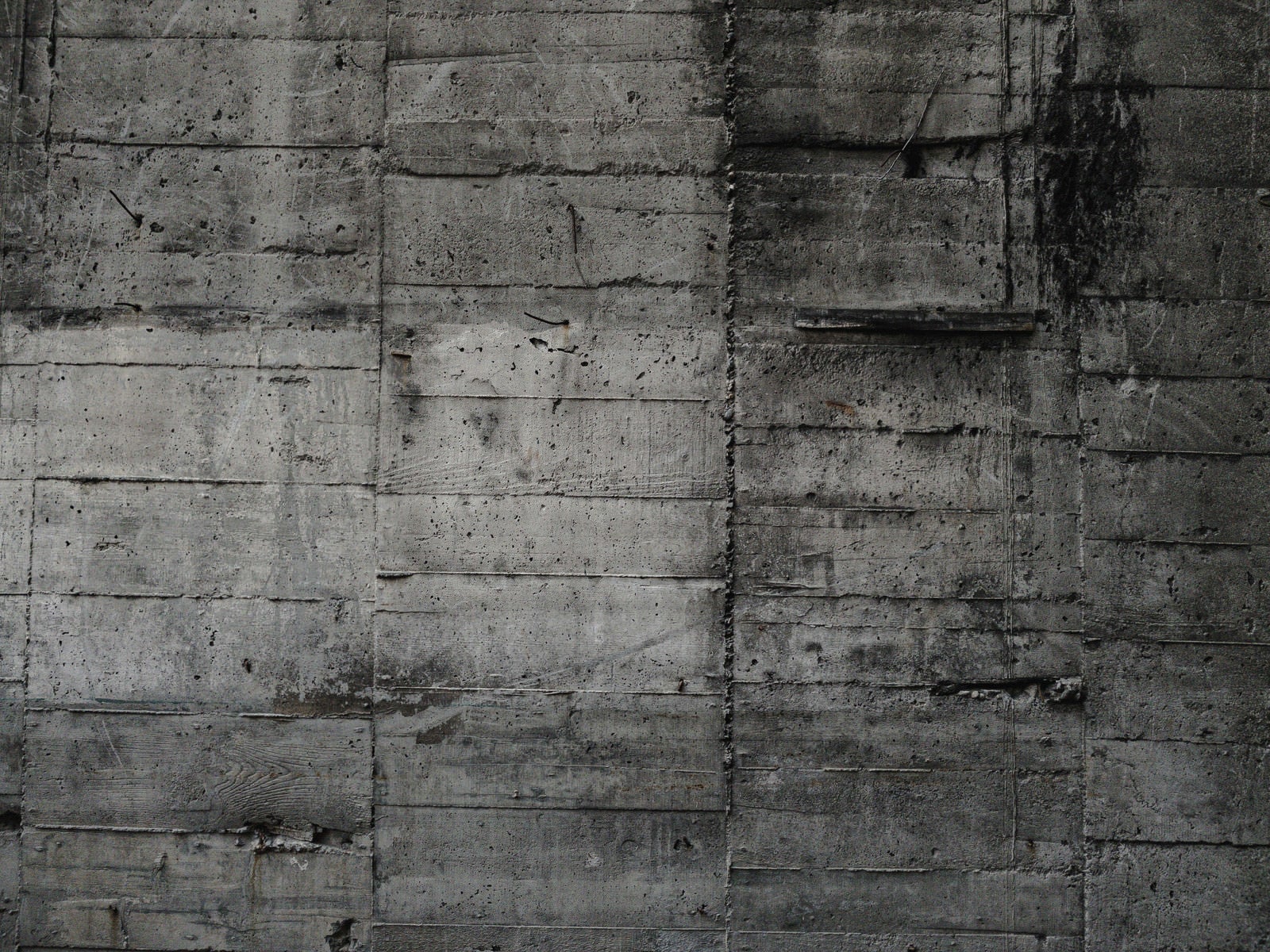 「コンクリート壁と枠板跡」の写真
