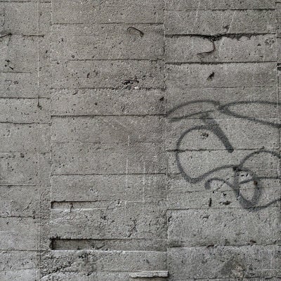 落書き残るコンクリート壁の写真