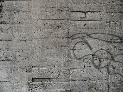 落書き残るコンクリート壁の写真