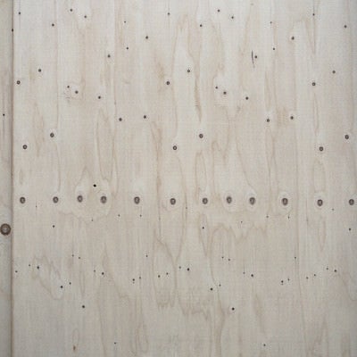細かい節が残る木材を使用した引き戸の写真