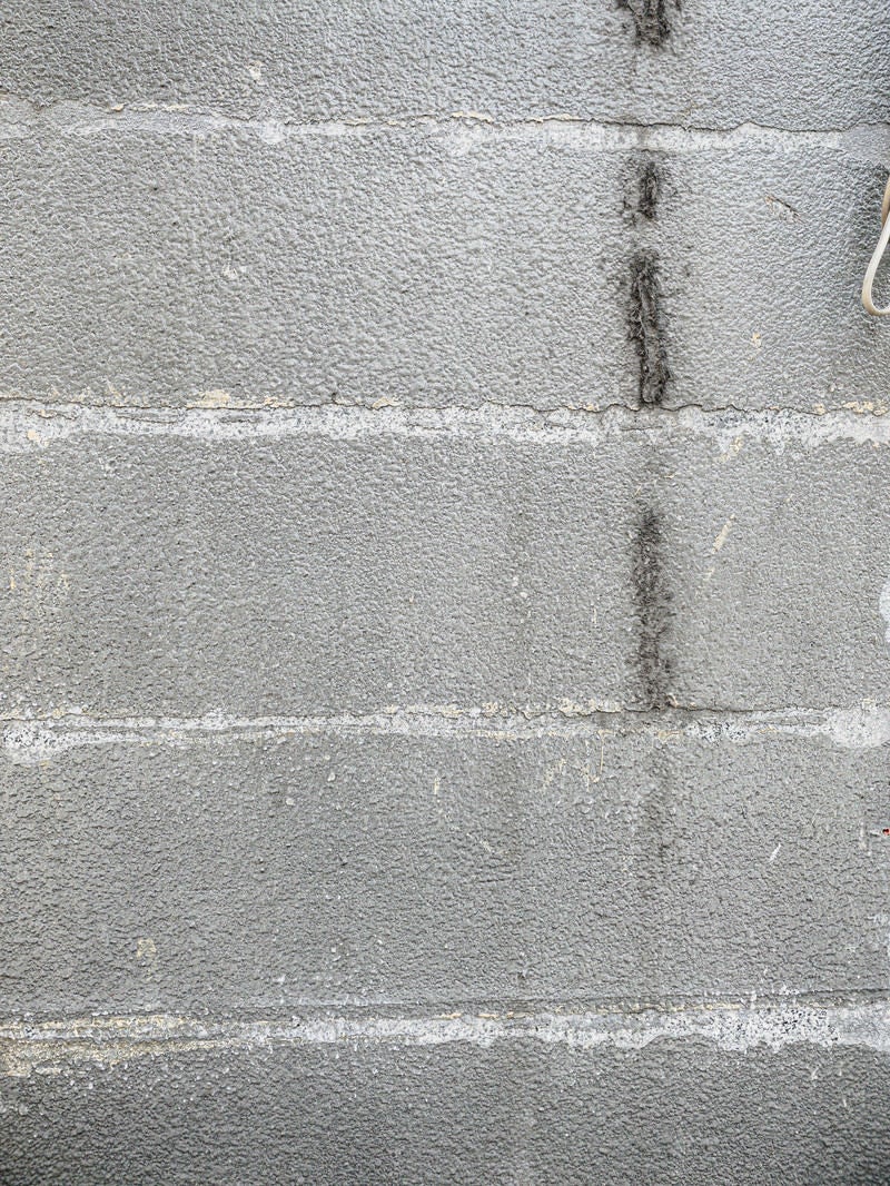 「補修後のコンクリート壁のテクスチャー」の写真