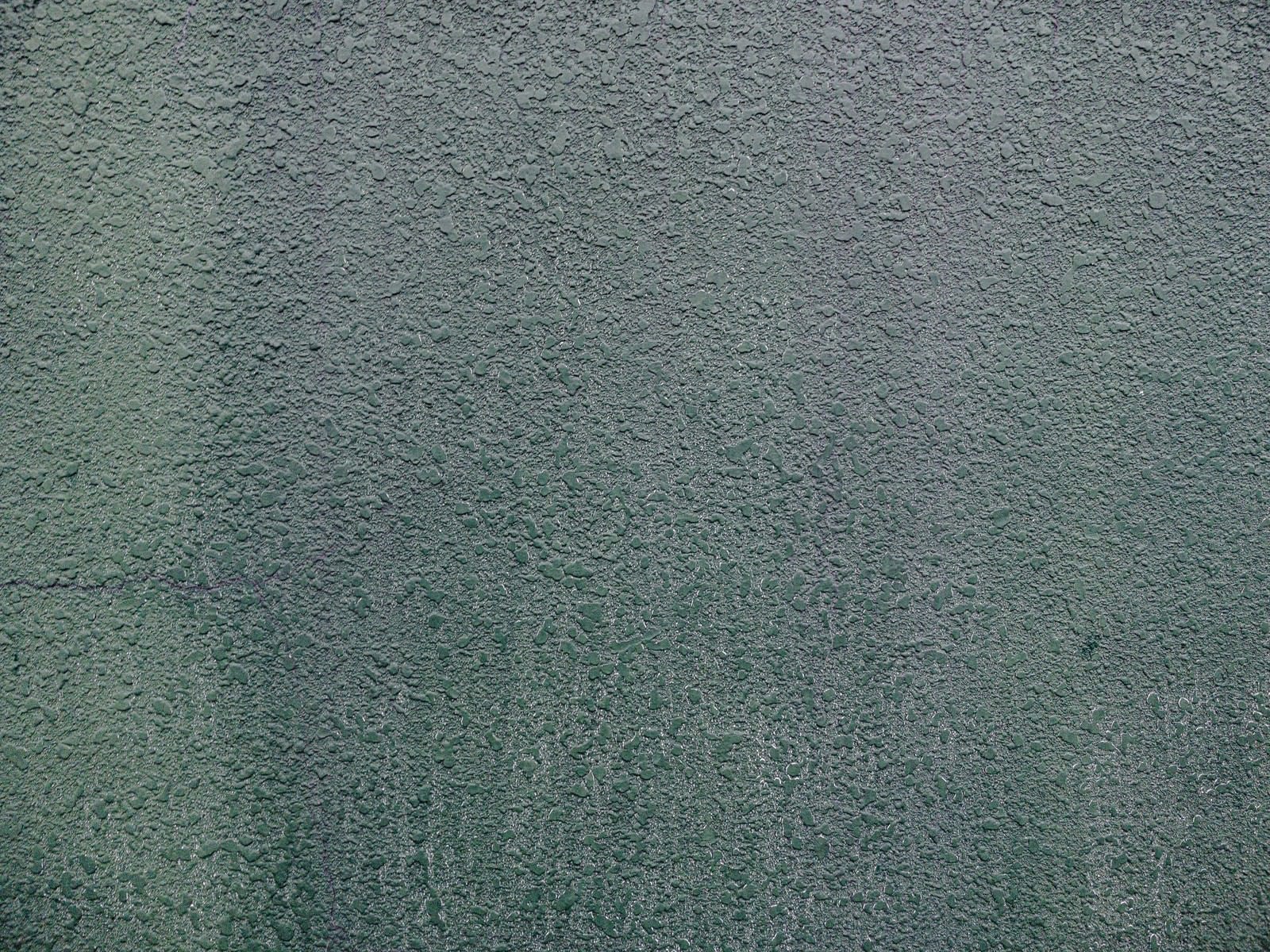 「年季の入ったモルタル仕上げの壁」の写真