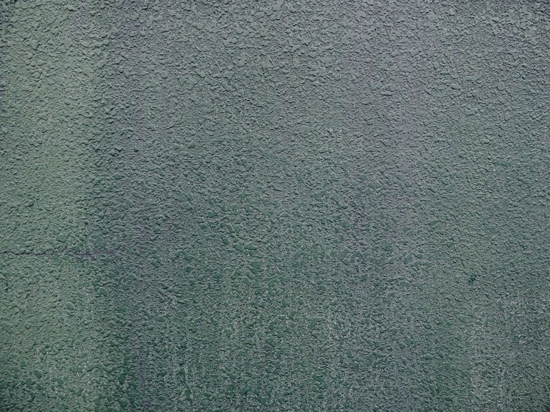 年季の入ったモルタル仕上げの壁の写真