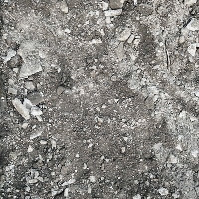 踏みつけられた瓦礫の地面の写真